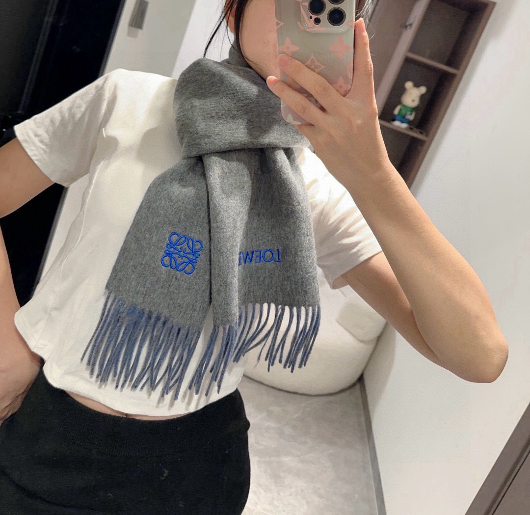 上新!Loewe罗意威️难得一见的温柔配色低调又不失优雅️重点推荐️双面配色一条围巾两种风格搭配高级舒适