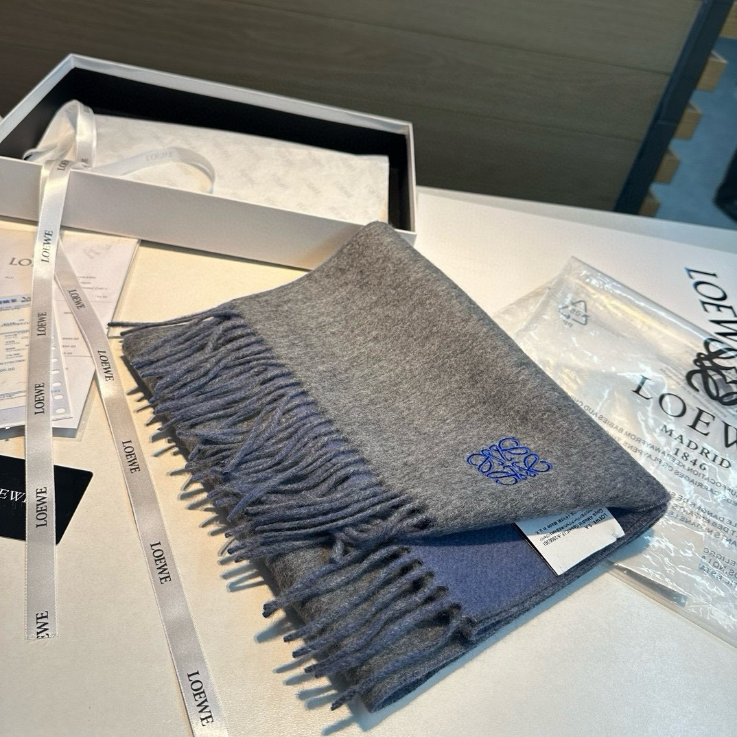 上新!Loewe罗意威️难得一见的温柔配色低调又不失优雅️重点推荐️双面配色一条围巾两种风格搭配高级舒适