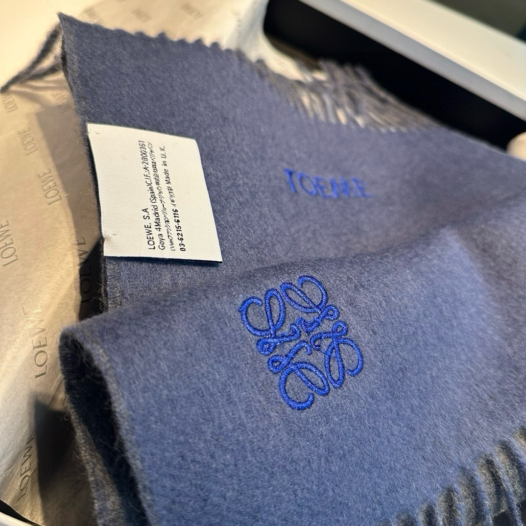 上新!Loewe罗意威️难得一见的温柔配色低调又不失优雅️重点推荐️双面配色一条围巾两种风格搭配高级舒适