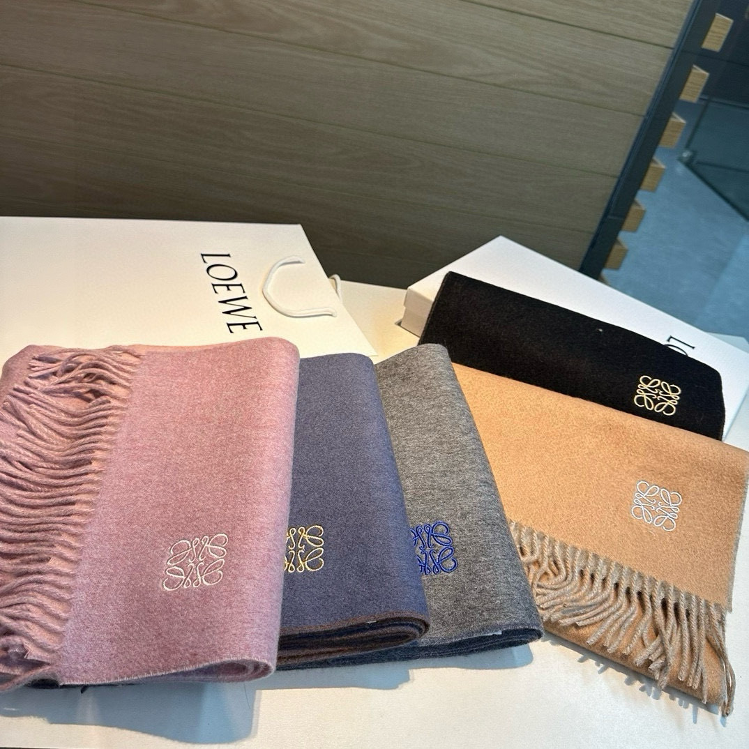 上新!Loewe罗意威️难得一见的温柔配色低调又不失优雅️重点推荐️双面配色一条围巾两种风格搭配高级舒适