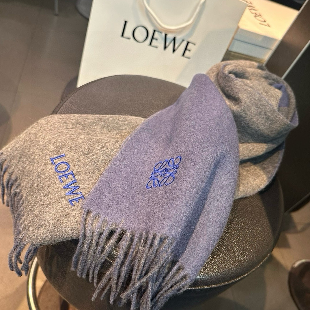 上新!Loewe罗意威️难得一见的温柔配色低调又不失优雅️重点推荐️双面配色一条围巾两种风格搭配高级舒适