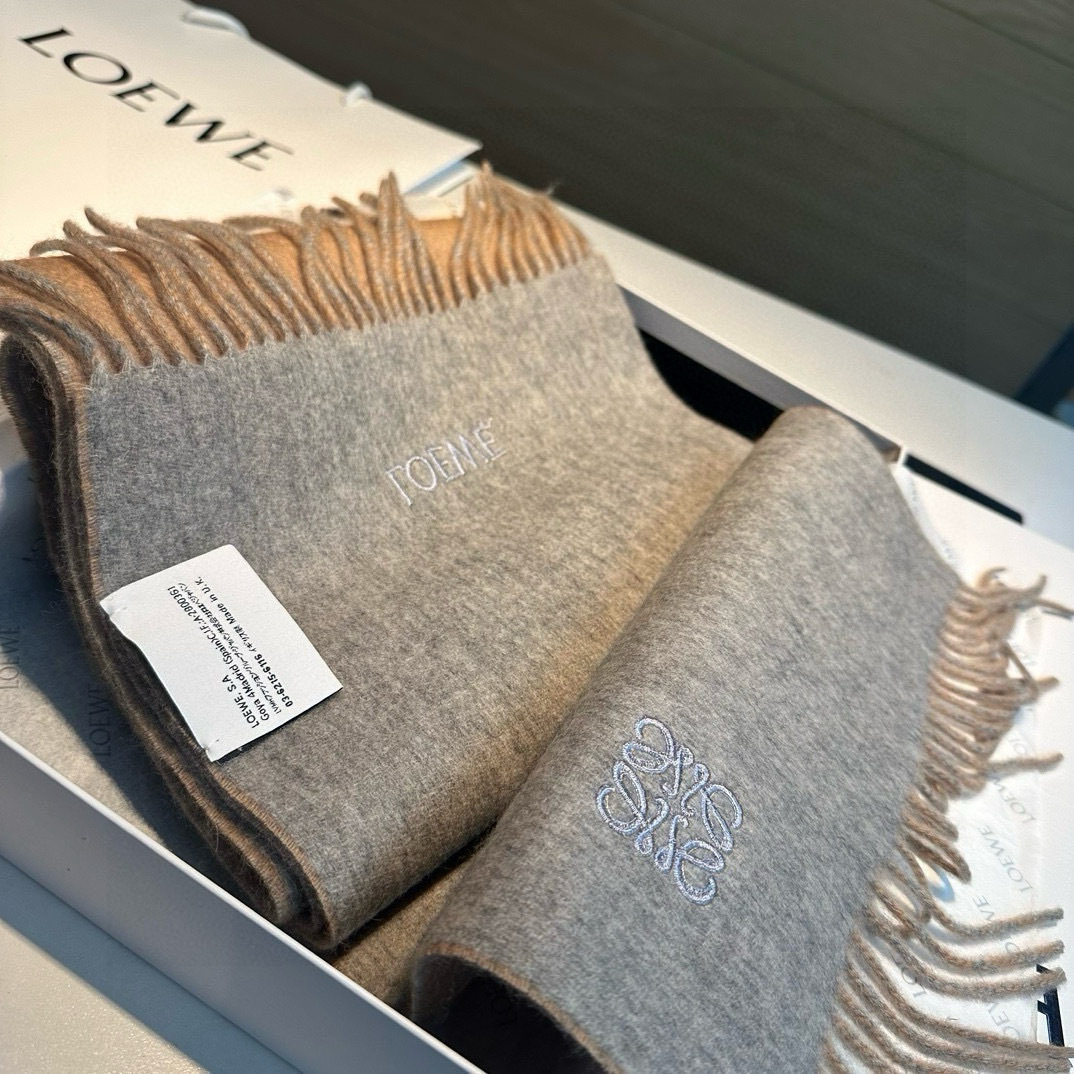 上新!Loewe罗意威️难得一见的温柔配色低调又不失优雅️重点推荐️双面配色一条围巾两种风格搭配高级舒适