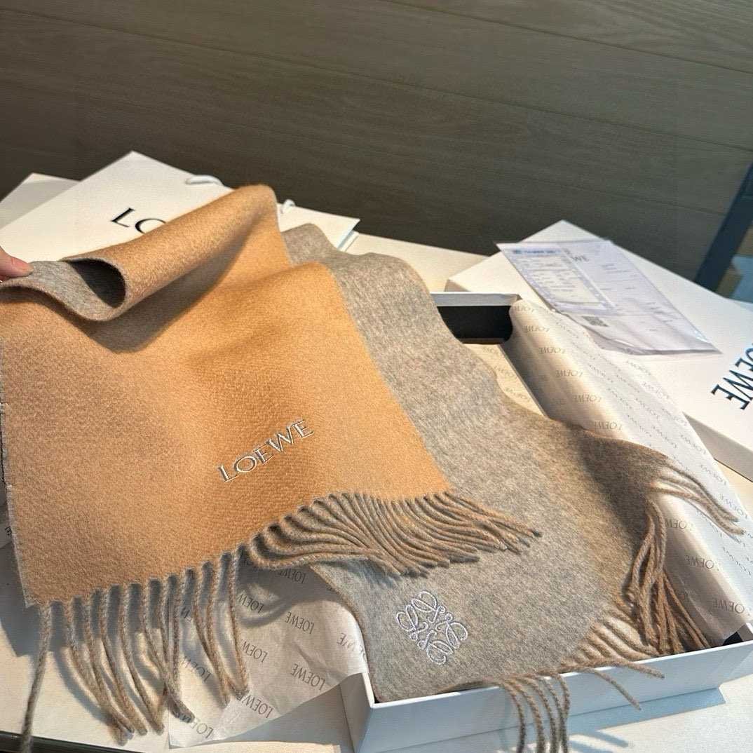 上新!Loewe罗意威️难得一见的温柔配色低调又不失优雅️重点推荐️双面配色一条围巾两种风格搭配高级舒适
