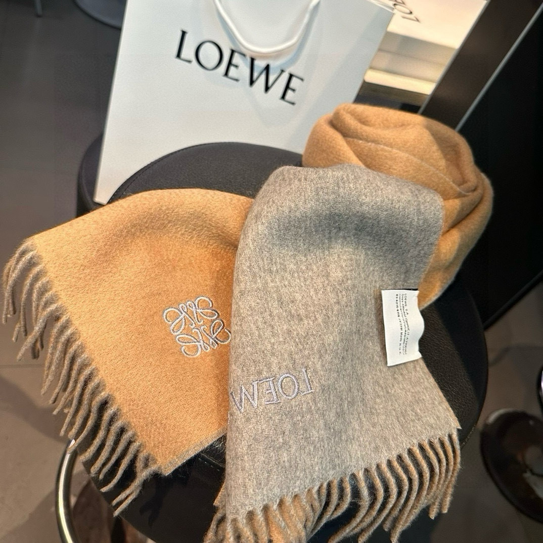 上新!Loewe罗意威️难得一见的温柔配色低调又不失优雅️重点推荐️双面配色一条围巾两种风格搭配高级舒适