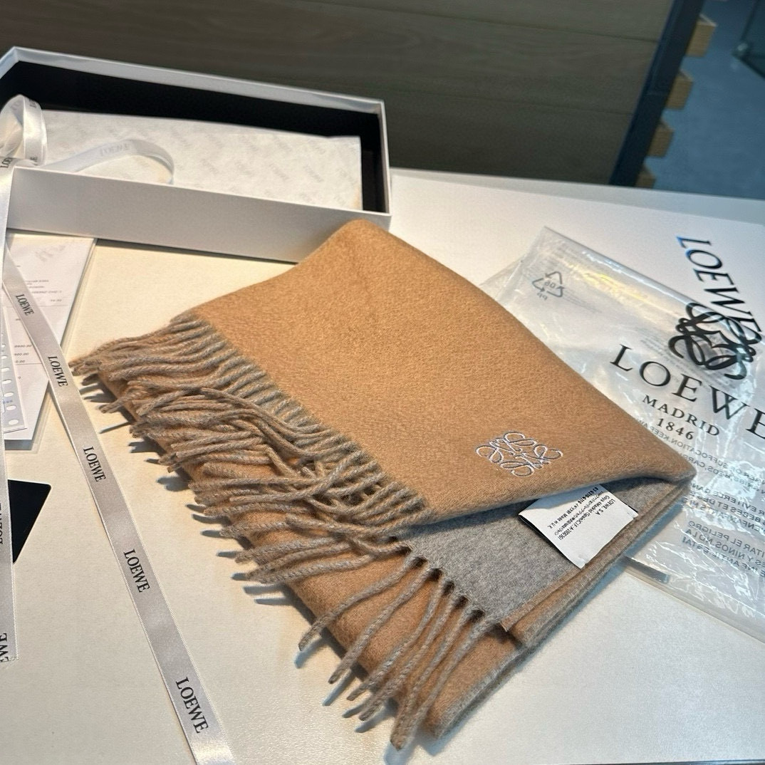 上新!Loewe罗意威️难得一见的温柔配色低调又不失优雅️重点推荐️双面配色一条围巾两种风格搭配高级舒适