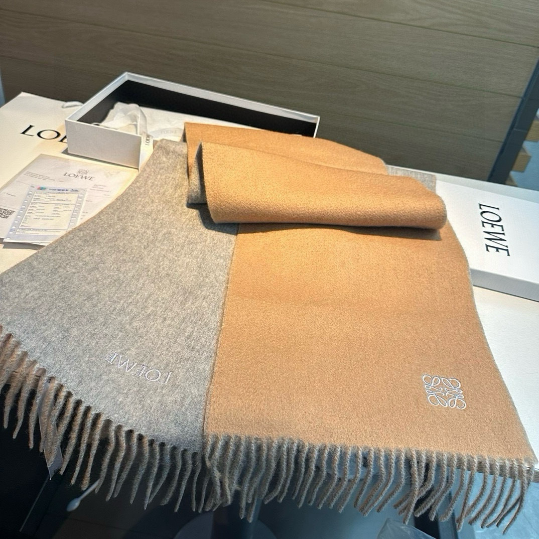 上新!Loewe罗意威️难得一见的温柔配色低调又不失优雅️重点推荐️双面配色一条围巾两种风格搭配高级舒适