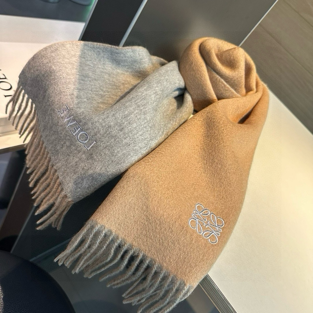 上新!Loewe罗意威️难得一见的温柔配色低调又不失优雅️重点推荐️双面配色一条围巾两种风格搭配高级舒适