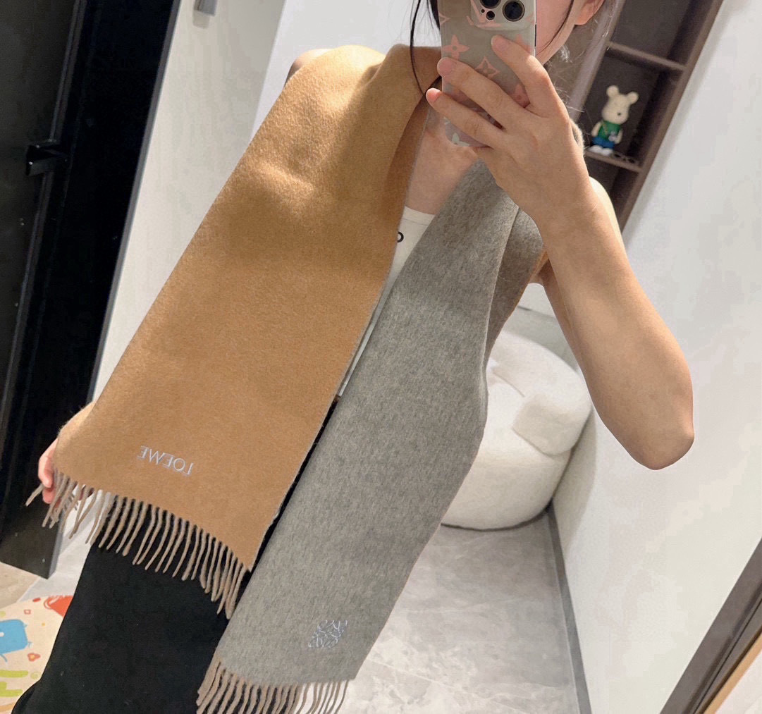上新!Loewe罗意威️难得一见的温柔配色低调又不失优雅️重点推荐️双面配色一条围巾两种风格搭配高级舒适
