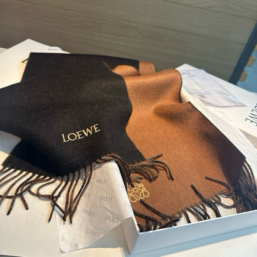 上新!Loewe罗意威️难得一见的温柔配色低调又不失优雅️重点推荐️双面配色一条围巾两种风格搭配高级舒适