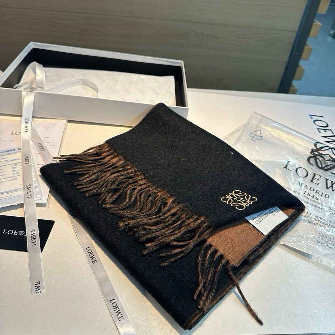 上新!Loewe罗意威️难得一见的温柔配色低调又不失优雅️重点推荐️双面配色一条围巾两种风格搭配高级舒适