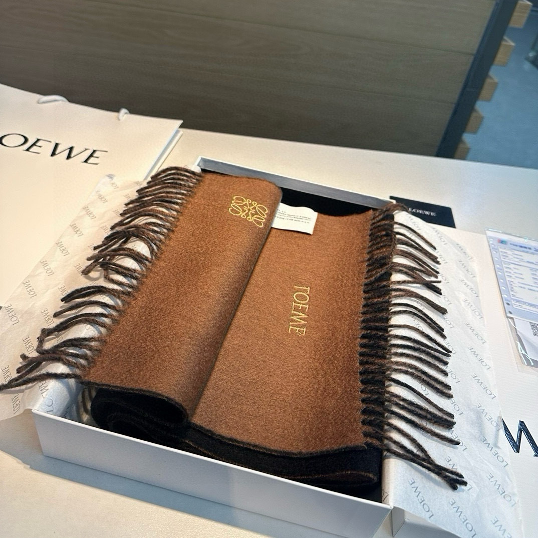 上新!Loewe罗意威️难得一见的温柔配色低调又不失优雅️重点推荐️双面配色一条围巾两种风格搭配高级舒适