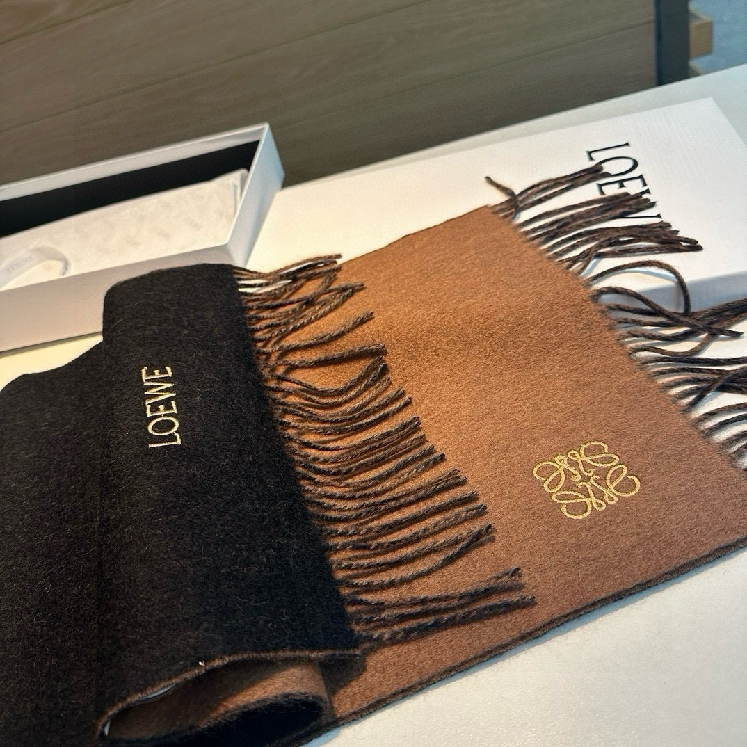 上新!Loewe罗意威️难得一见的温柔配色低调又不失优雅️重点推荐️双面配色一条围巾两种风格搭配高级舒适