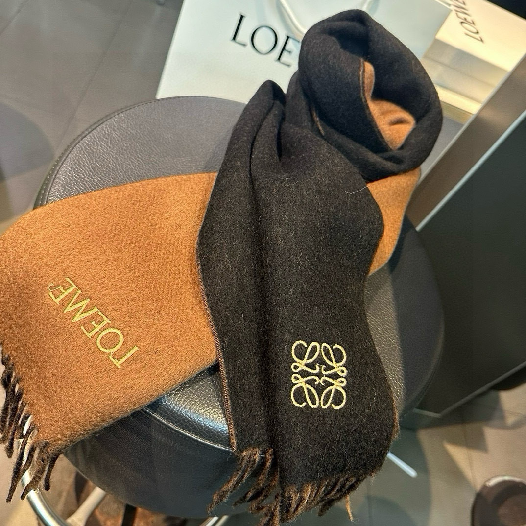 上新!Loewe罗意威️难得一见的温柔配色低调又不失优雅️重点推荐️双面配色一条围巾两种风格搭配高级舒适