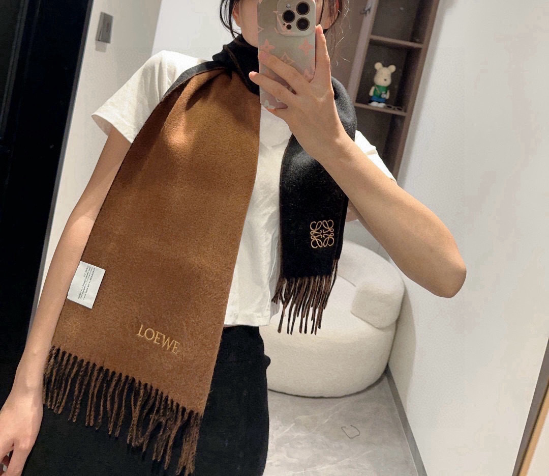 上新!Loewe罗意威️难得一见的温柔配色低调又不失优雅️重点推荐️双面配色一条围巾两种风格搭配高级舒适