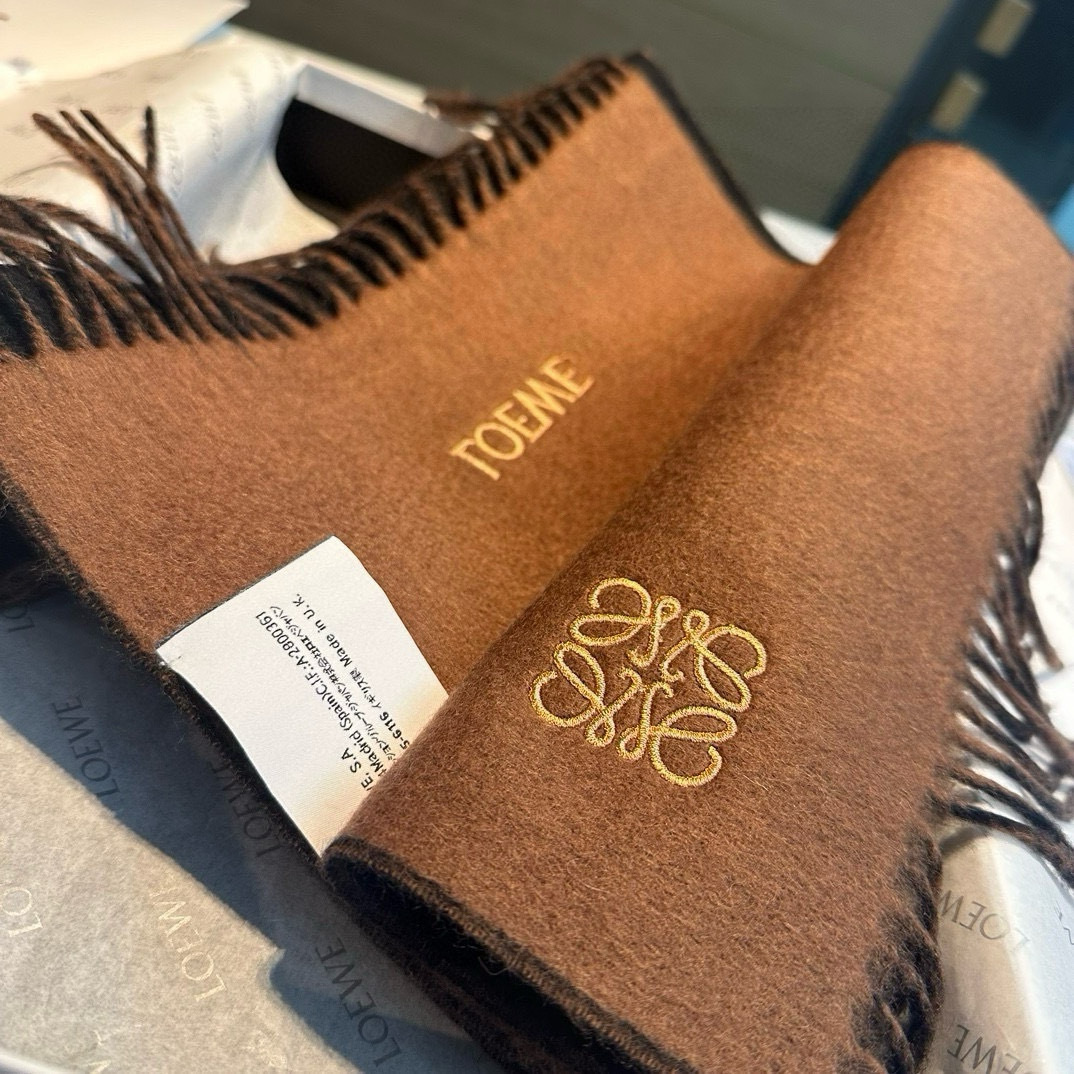 上新!Loewe罗意威️难得一见的温柔配色低调又不失优雅️重点推荐️双面配色一条围巾两种风格搭配高级舒适