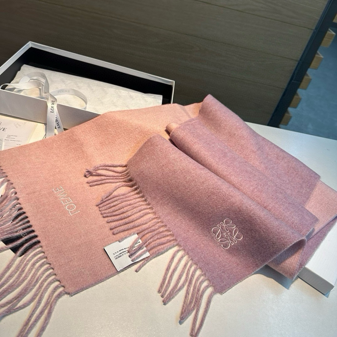 上新!Loewe罗意威️难得一见的温柔配色低调又不失优雅️重点推荐️双面配色一条围巾两种风格搭配高级舒适