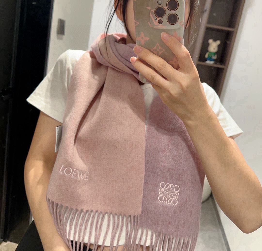 上新!Loewe罗意威️难得一见的温柔配色低调又不失优雅️重点推荐️双面配色一条围巾两种风格搭配高级舒适