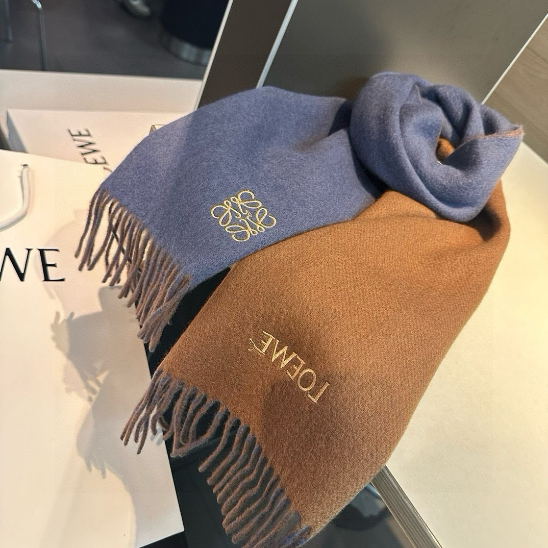 上新!Loewe罗意威️难得一见的温柔配色低调又不失优雅️重点推荐️双面配色一条围巾两种风格搭配高级舒适