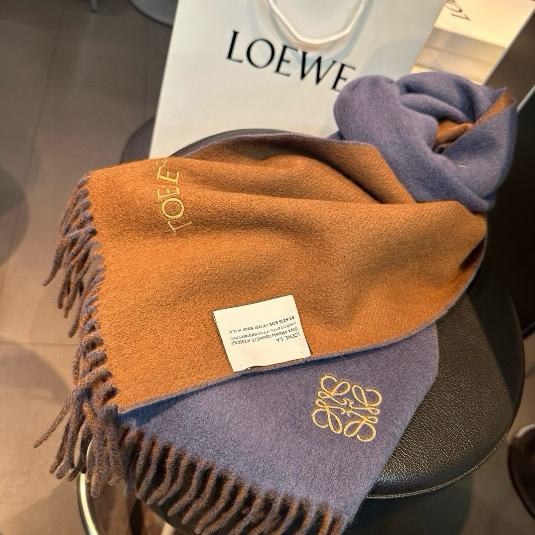 上新!Loewe罗意威️难得一见的温柔配色低调又不失优雅️重点推荐️双面配色一条围巾两种风格搭配高级舒适