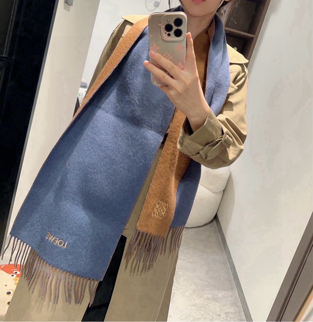 上新!Loewe罗意威️难得一见的温柔配色低调又不失优雅️重点推荐️双面配色一条围巾两种风格搭配高级舒适