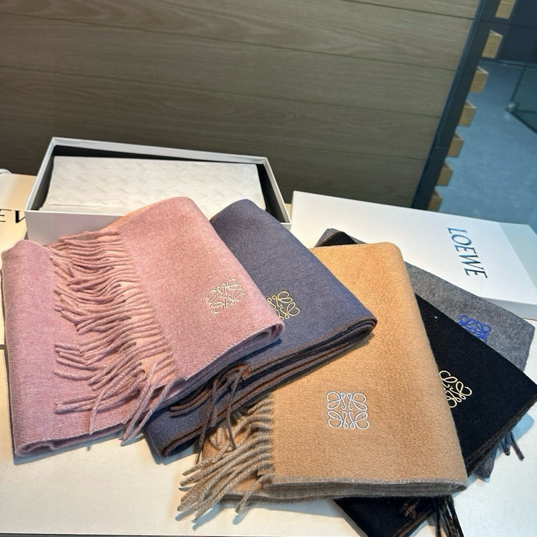 上新!Loewe罗意威️难得一见的温柔配色低调又不失优雅️重点推荐️双面配色一条围巾两种风格搭配高级舒适