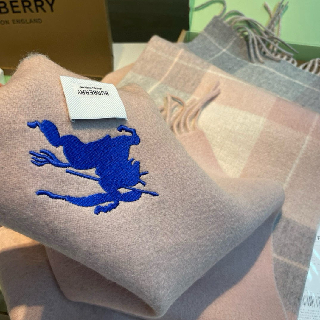 Burberry巴宝莉双面围巾好看的要疯掉了太有型太有魅力了非常斯文时尚的秋冬单品!真的很喜欢非常Cla