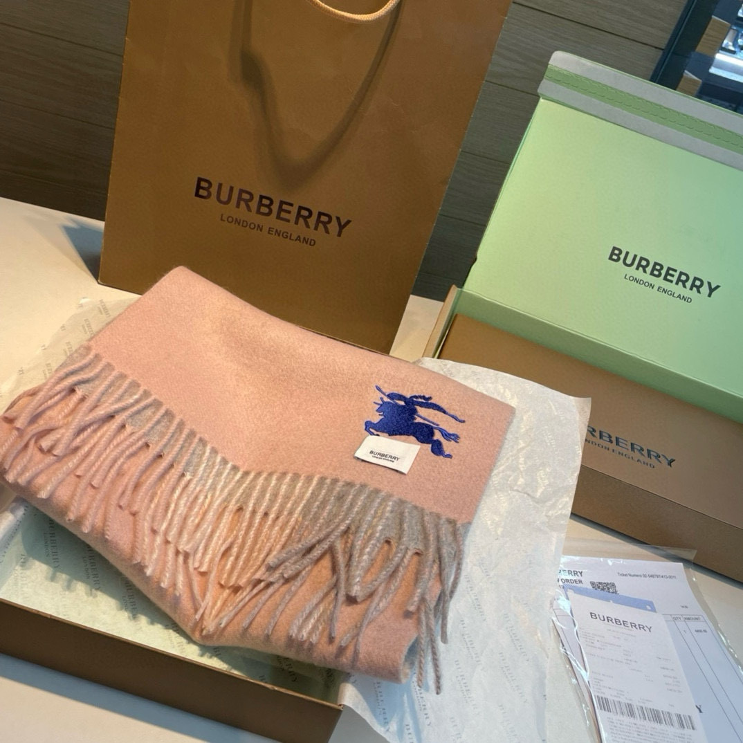 Burberry巴宝莉双面围巾好看的要疯掉了太有型太有魅力了非常斯文时尚的秋冬单品!真的很喜欢非常Cla