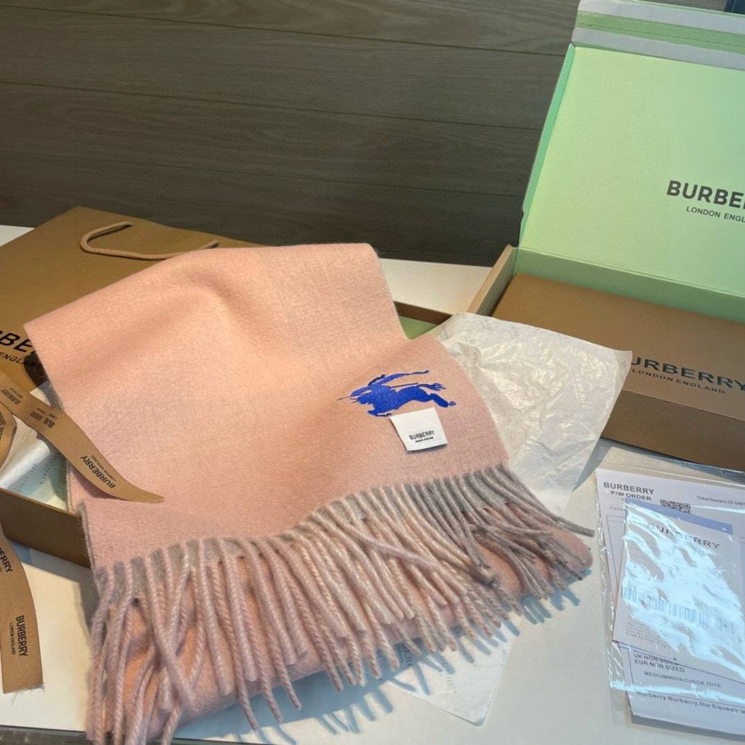 Burberry巴宝莉双面围巾好看的要疯掉了太有型太有魅力了非常斯文时尚的秋冬单品!真的很喜欢非常Cla