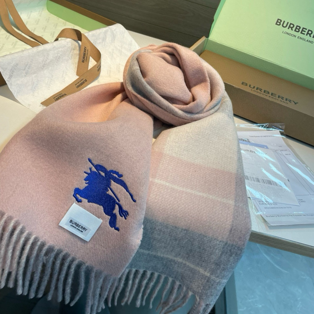 Burberry巴宝莉双面围巾好看的要疯掉了太有型太有魅力了非常斯文时尚的秋冬单品!真的很喜欢非常Cla