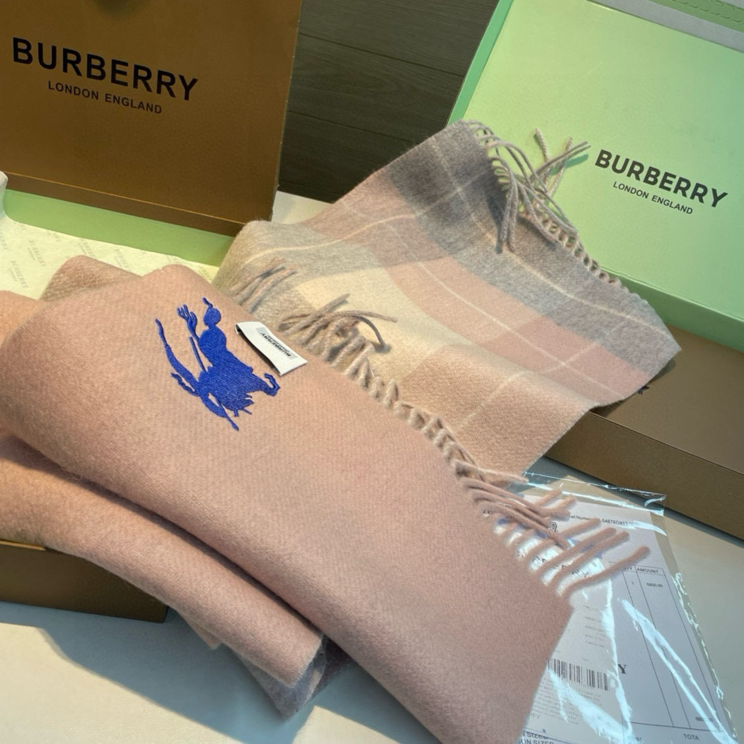 Burberry巴宝莉双面围巾好看的要疯掉了太有型太有魅力了非常斯文时尚的秋冬单品!真的很喜欢非常Cla