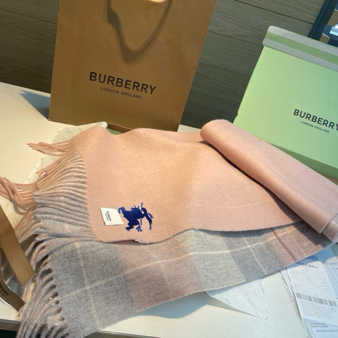 Burberry巴宝莉双面围巾好看的要疯掉了太有型太有魅力了非常斯文时尚的秋冬单品!真的很喜欢非常Cla