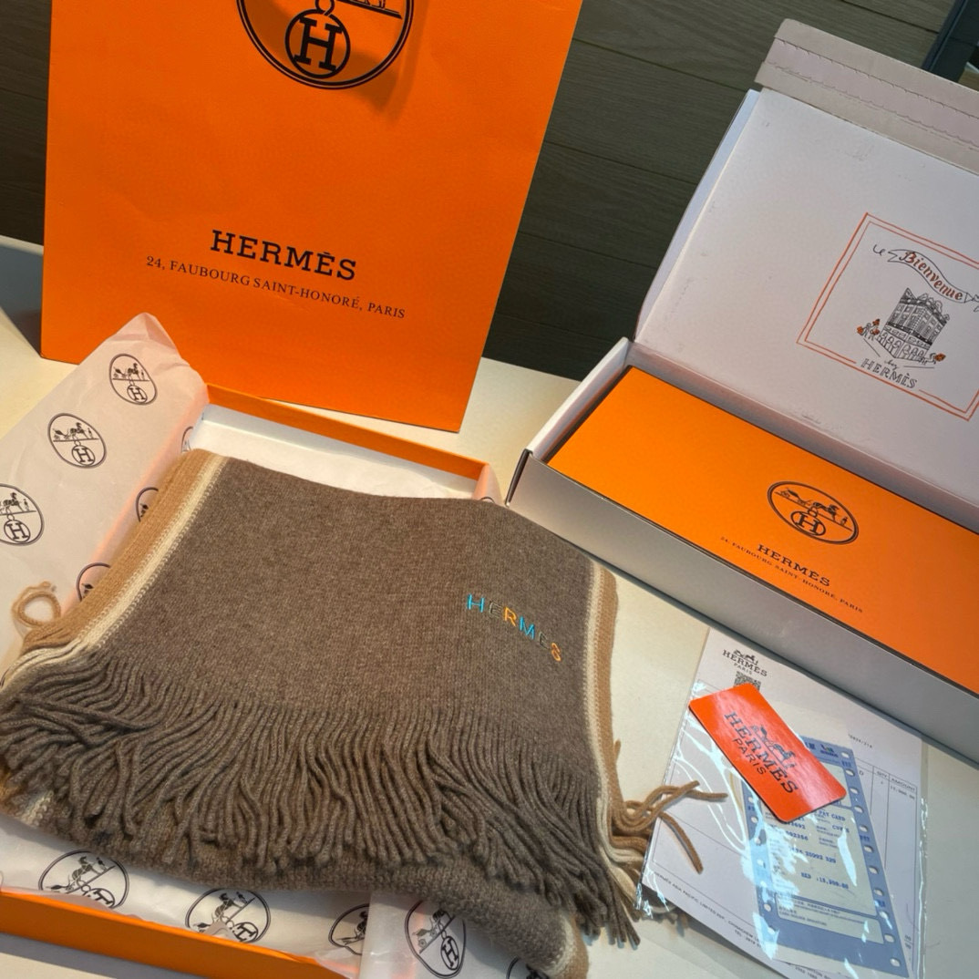 Hermes爱马仕同步专柜高端羊绒针织围巾!可正式可随意非常Classical的男款设计这款织法比较难又