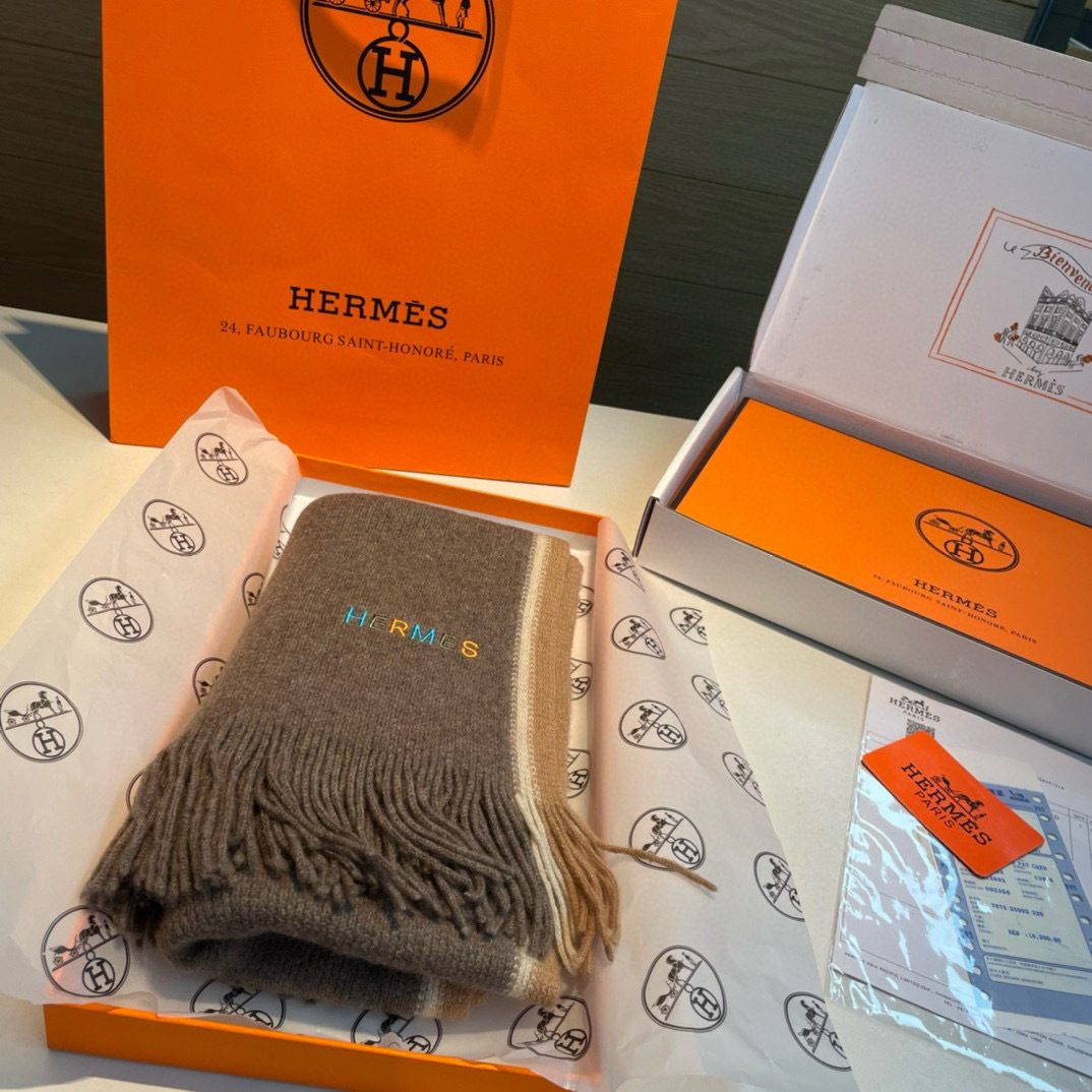 Hermes爱马仕同步专柜高端羊绒针织围巾!可正式可随意非常Classical的男款设计这款织法比较难又