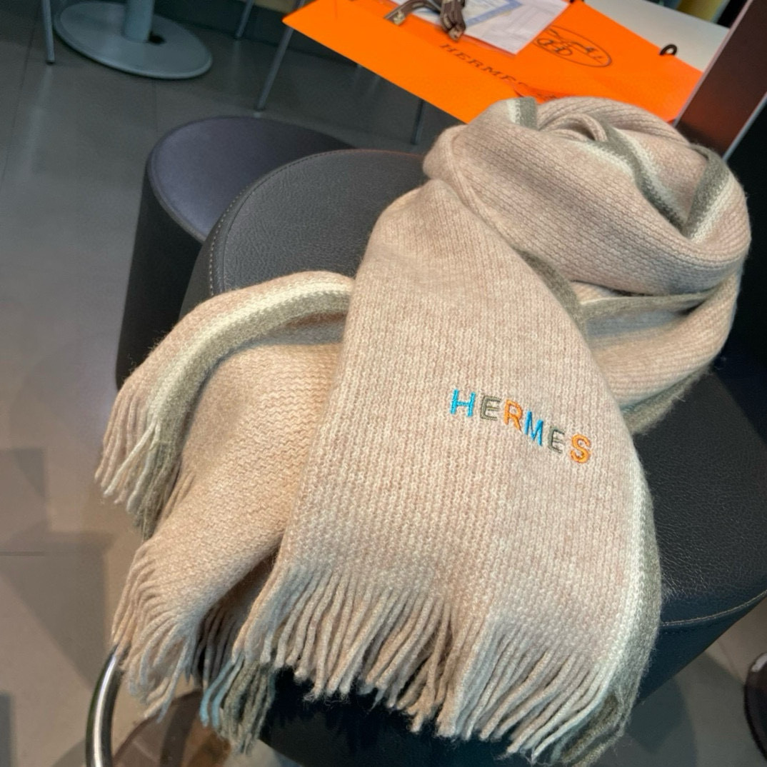 Hermes爱马仕同步专柜高端羊绒针织围巾!可正式可随意非常Classical的男款设计这款织法比较难又