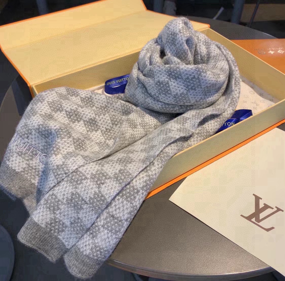 难得的高端男款家属福利️LV刺绣非常正的男士围巾面料大爱非常柔软细腻舒服️大气简约超级好看的男神配色任何