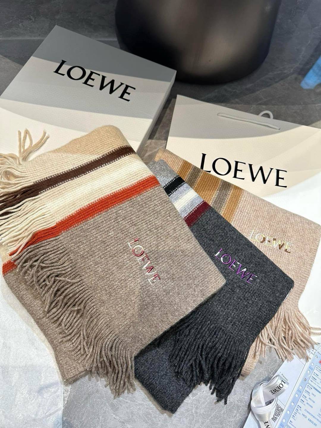 loewe同步专柜高端羊绒针织围巾!可正式可随意非常Classical的男款设计这款织法比较难又很费纱线
