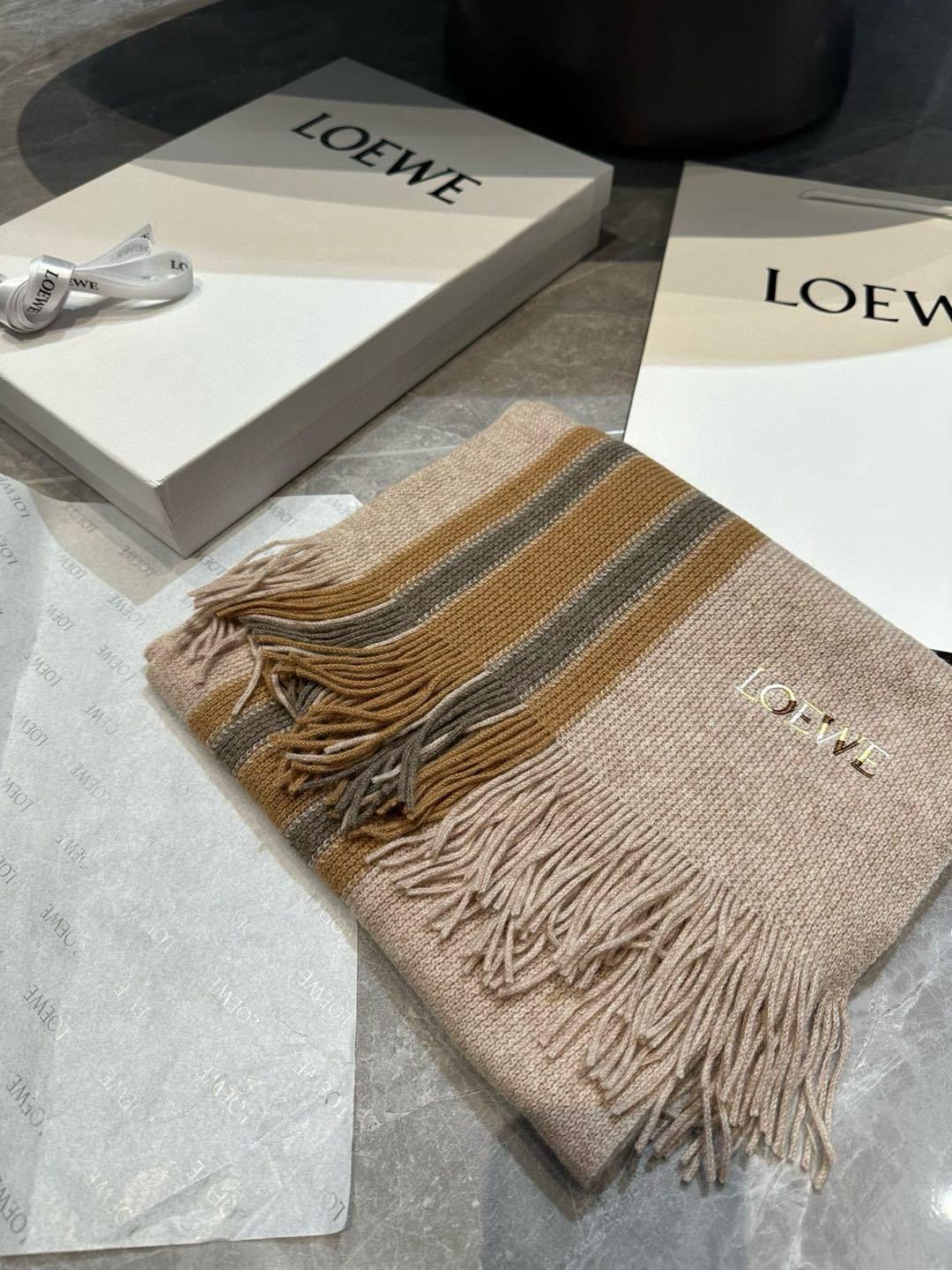 loewe同步专柜高端羊绒针织围巾!可正式可随意非常Classical的男款设计这款织法比较难又很费纱线