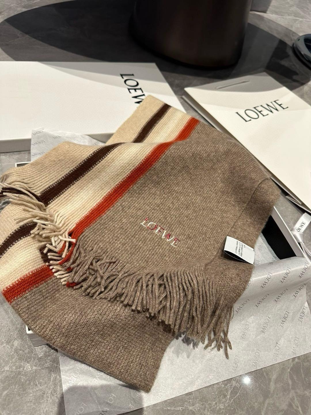 loewe同步专柜高端羊绒针织围巾!可正式可随意非常Classical的男款设计这款织法比较难又很费纱线