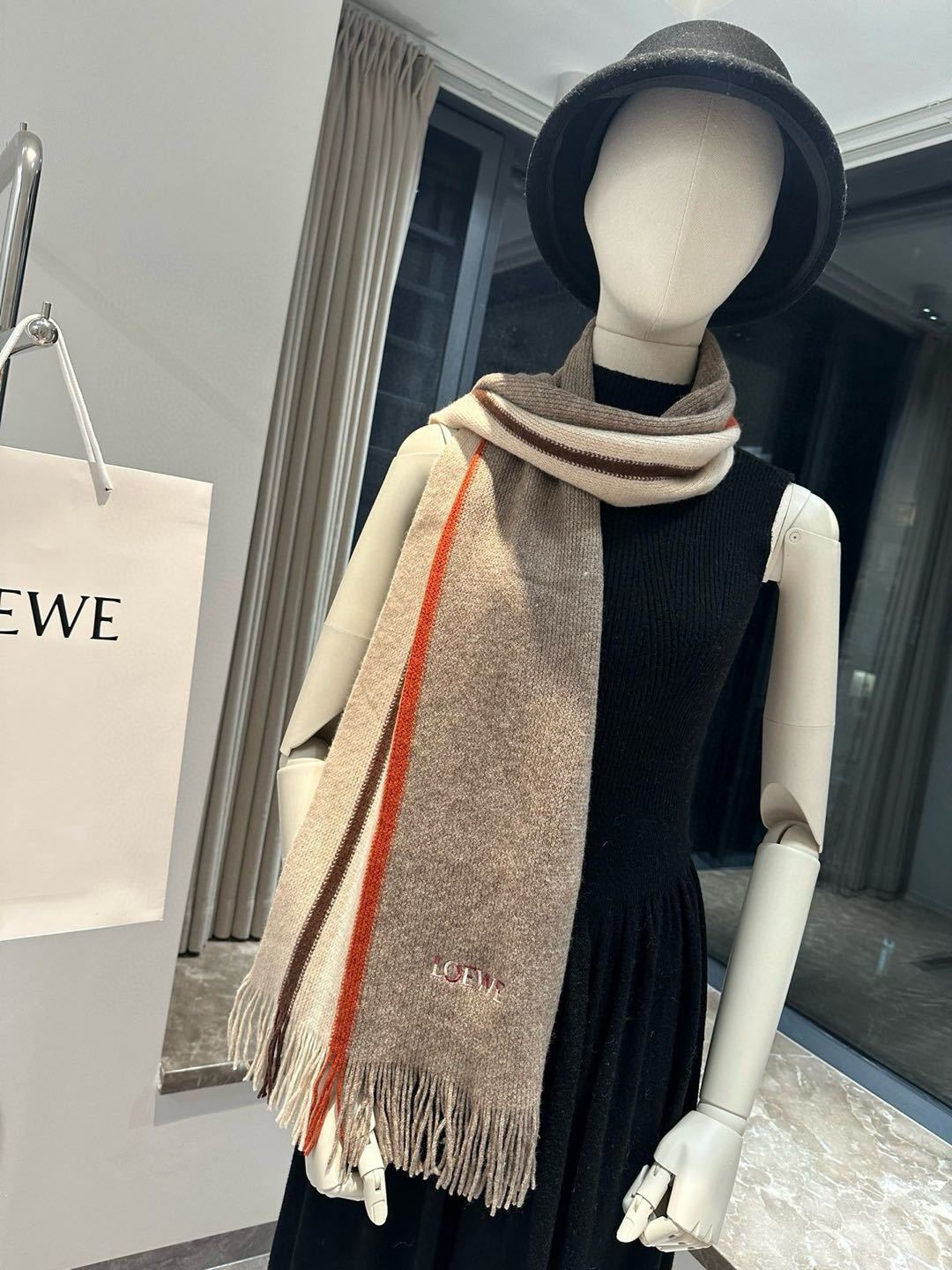 loewe同步专柜高端羊绒针织围巾!可正式可随意非常Classical的男款设计这款织法比较难又很费纱线
