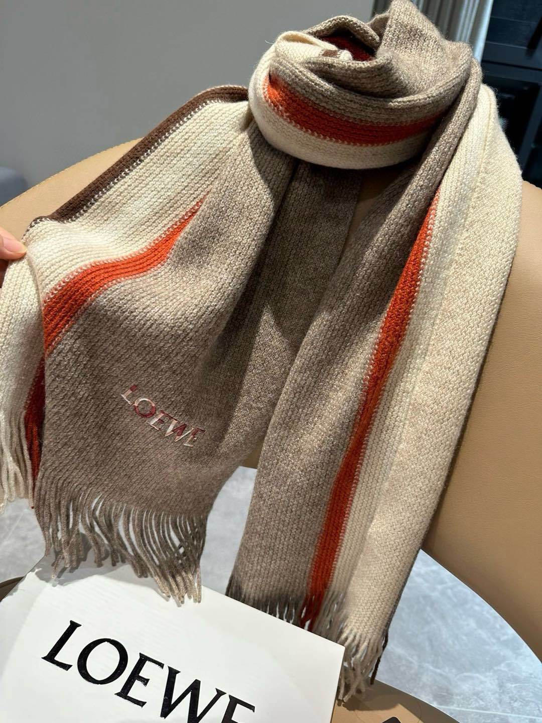loewe同步专柜高端羊绒针织围巾!可正式可随意非常Classical的男款设计这款织法比较难又很费纱线