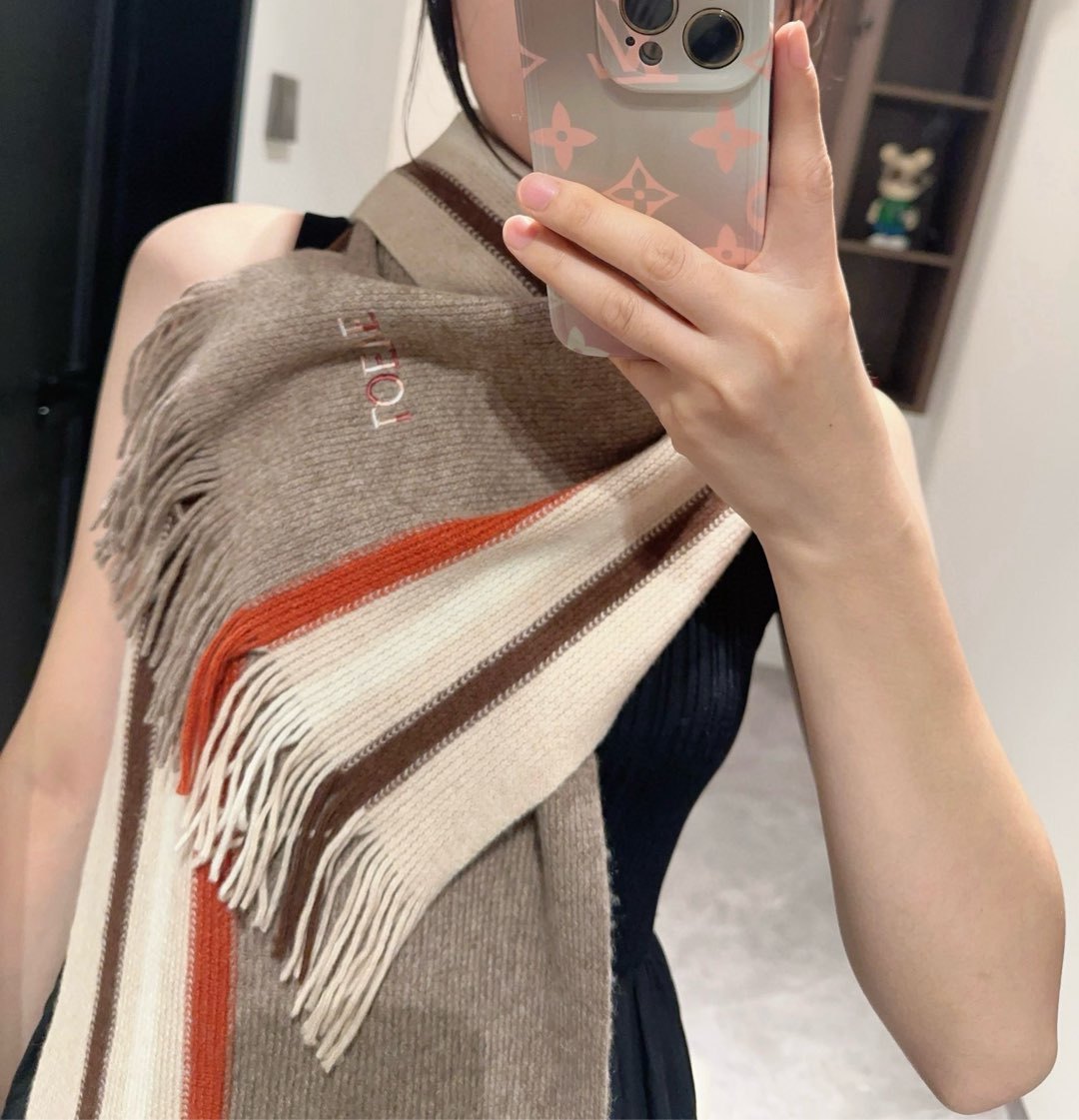 loewe同步专柜高端羊绒针织围巾!可正式可随意非常Classical的男款设计这款织法比较难又很费纱线