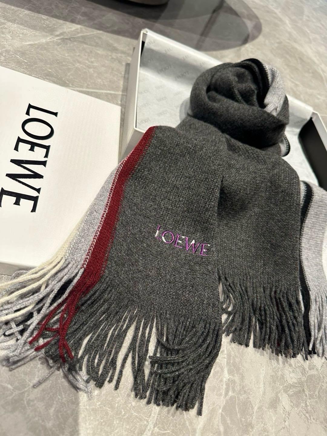 loewe同步专柜高端羊绒针织围巾!可正式可随意非常Classical的男款设计这款织法比较难又很费纱线