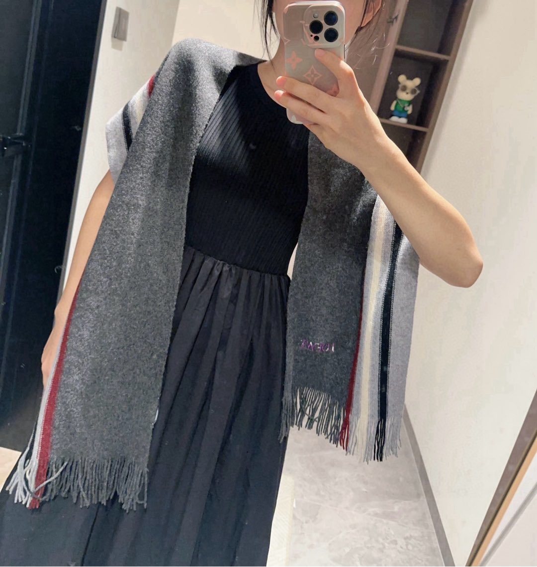 loewe同步专柜高端羊绒针织围巾!可正式可随意非常Classical的男款设计这款织法比较难又很费纱线