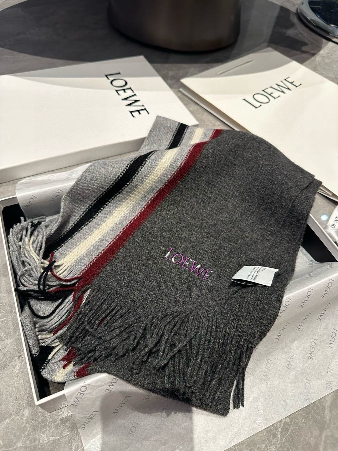 loewe同步专柜高端羊绒针织围巾!可正式可随意非常Classical的男款设计这款织法比较难又很费纱线