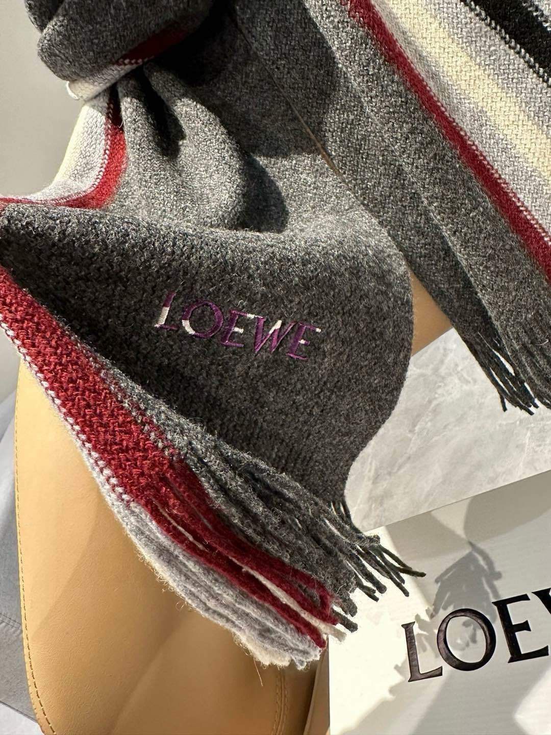 loewe同步专柜高端羊绒针织围巾!可正式可随意非常Classical的男款设计这款织法比较难又很费纱线