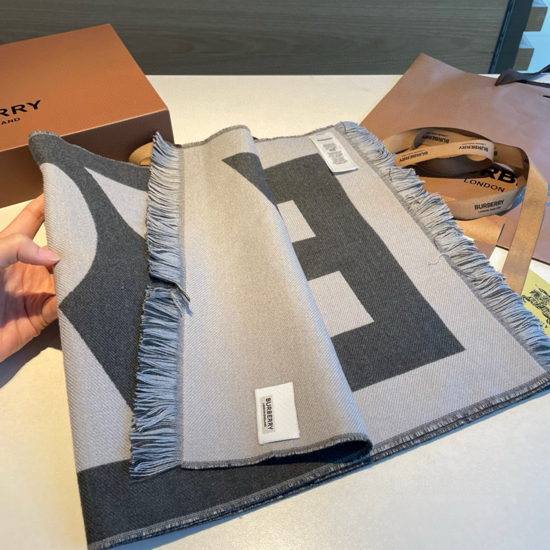 Burberry围巾双面的设计可以任意搭配瞬间感觉自己拥有两条围巾羊绒材料软糯亲肤版型阔搭配起来一绝经典