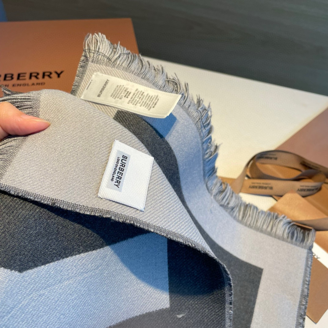 Burberry围巾双面的设计可以任意搭配瞬间感觉自己拥有两条围巾羊绒材料软糯亲肤版型阔搭配起来一绝经典