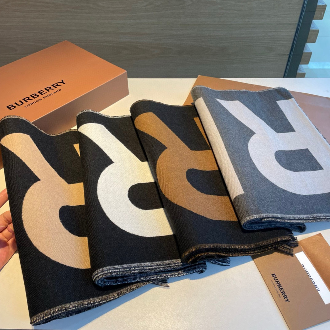Burberry围巾双面的设计可以任意搭配瞬间感觉自己拥有两条围巾羊绒材料软糯亲肤版型阔搭配起来一绝经典