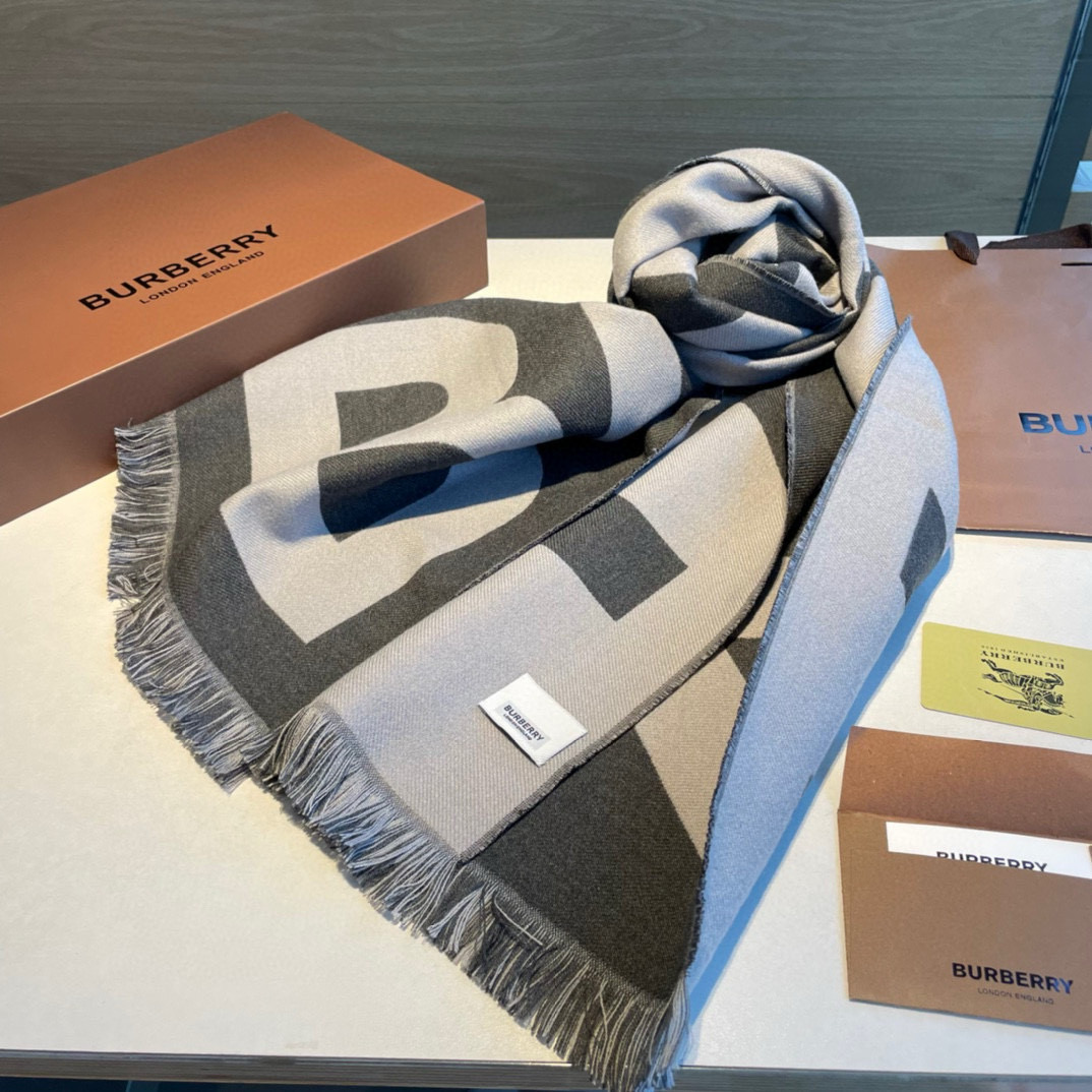 Burberry围巾双面的设计可以任意搭配瞬间感觉自己拥有两条围巾羊绒材料软糯亲肤版型阔搭配起来一绝经典