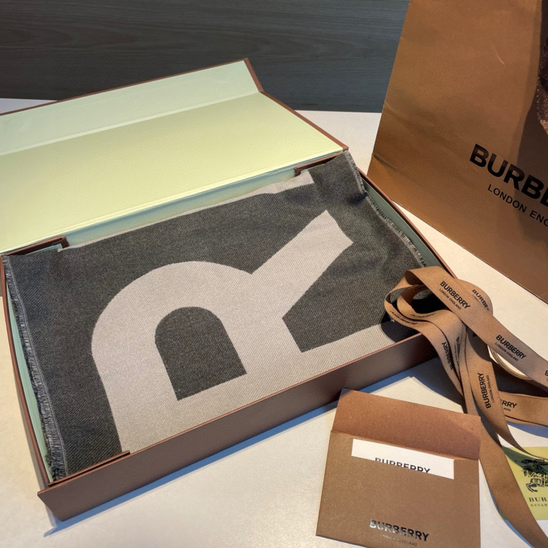 Burberry围巾双面的设计可以任意搭配瞬间感觉自己拥有两条围巾羊绒材料软糯亲肤版型阔搭配起来一绝经典